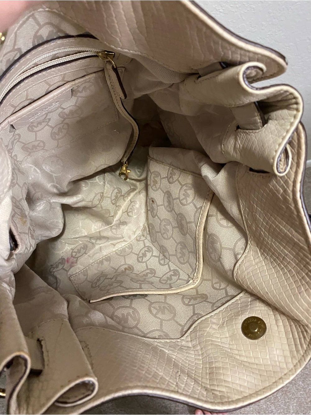 Michael Kors Cream Leather Shoulder Bag with Gold Hardware - Picture 5 of 8